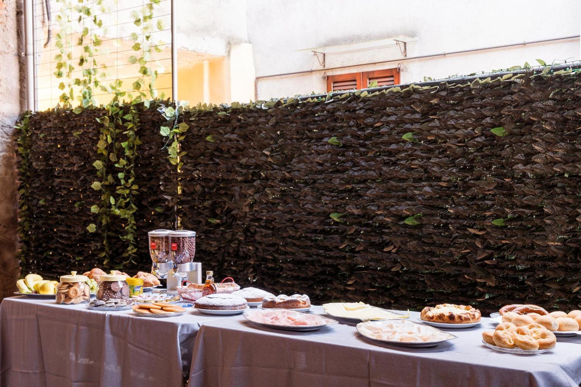 B&B La Corte And Home Restaurant - Free Parking - 10 Minutes To The Lake And Centre Tavernerio Exterior foto