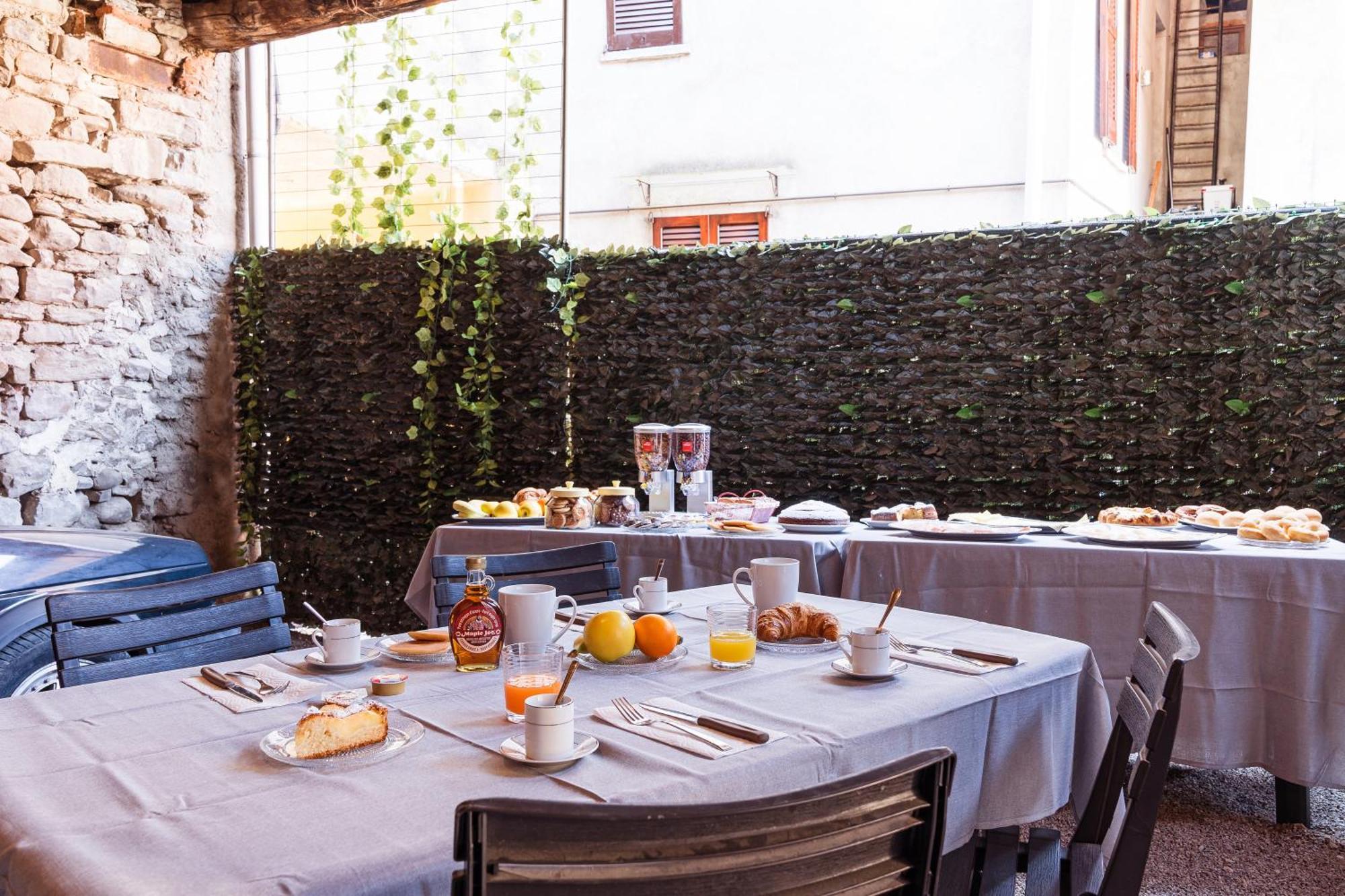 B&B La Corte And Home Restaurant - Free Parking - 10 Minutes To The Lake And Centre Tavernerio Exterior foto