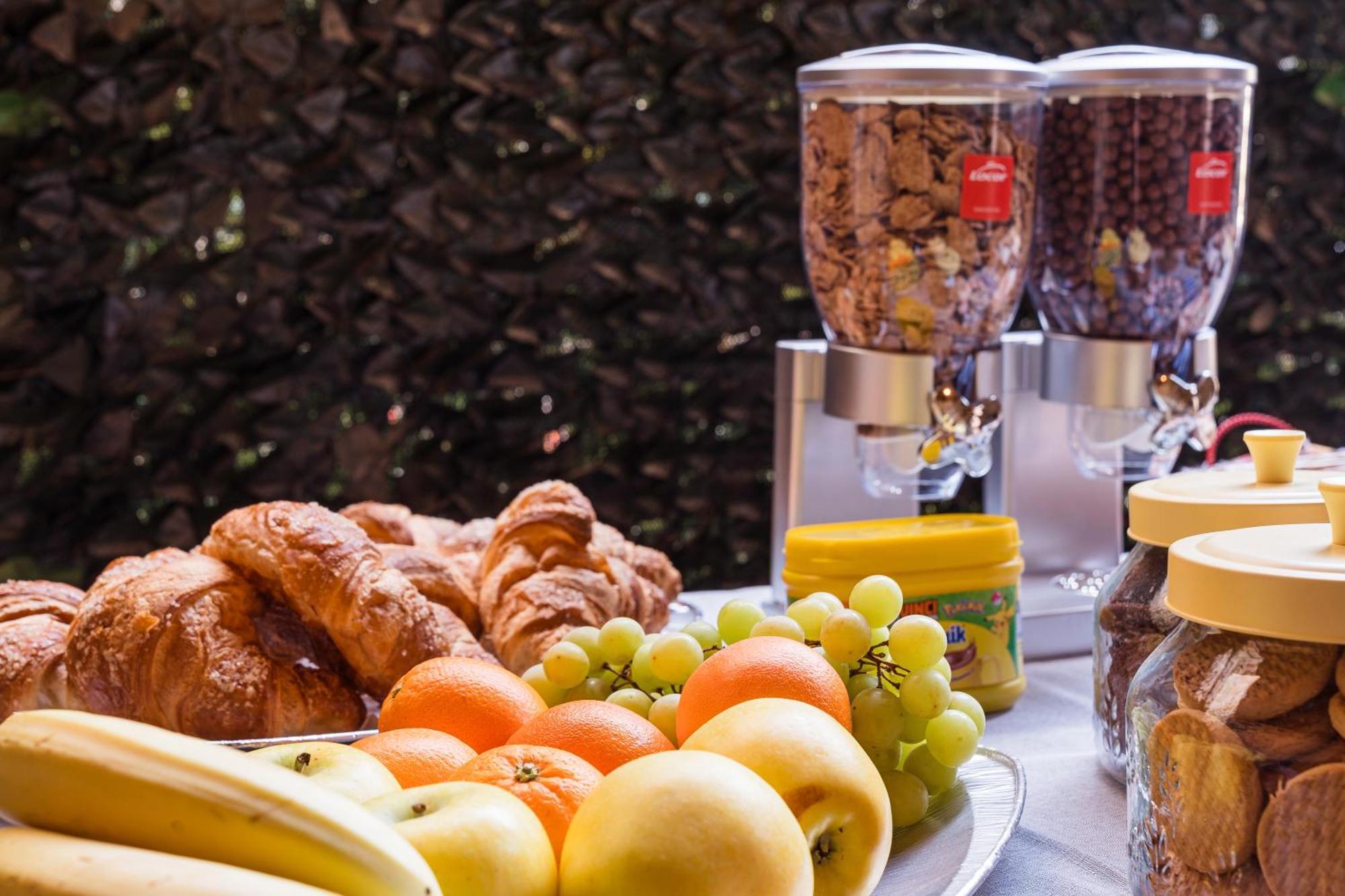 B&B La Corte And Home Restaurant - Free Parking - 10 Minutes To The Lake And Centre Tavernerio Exterior foto