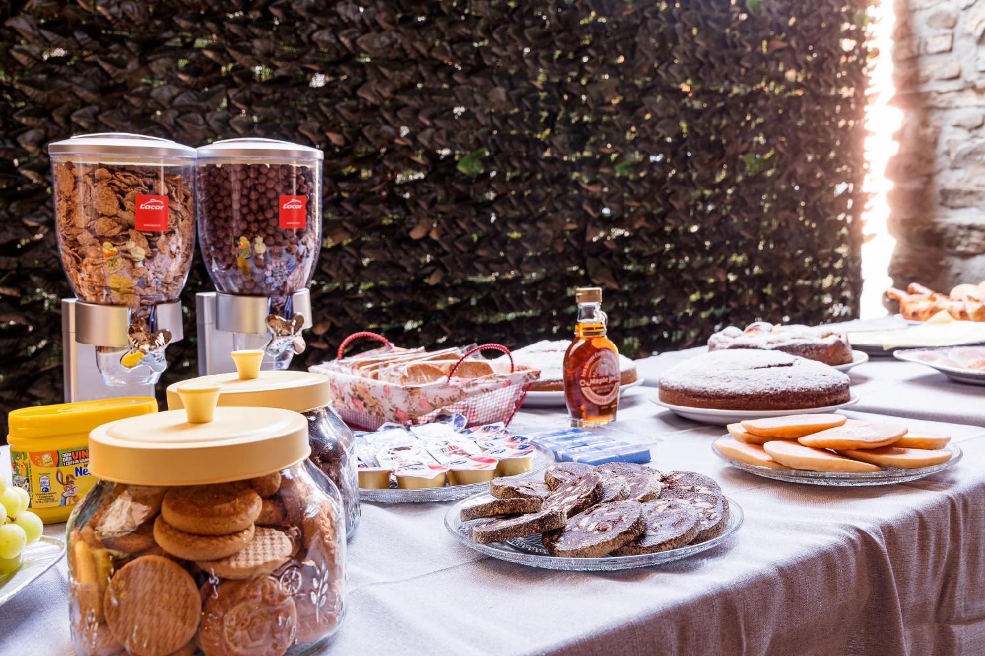 B&B La Corte And Home Restaurant - Free Parking - 10 Minutes To The Lake And Centre Tavernerio Exterior foto