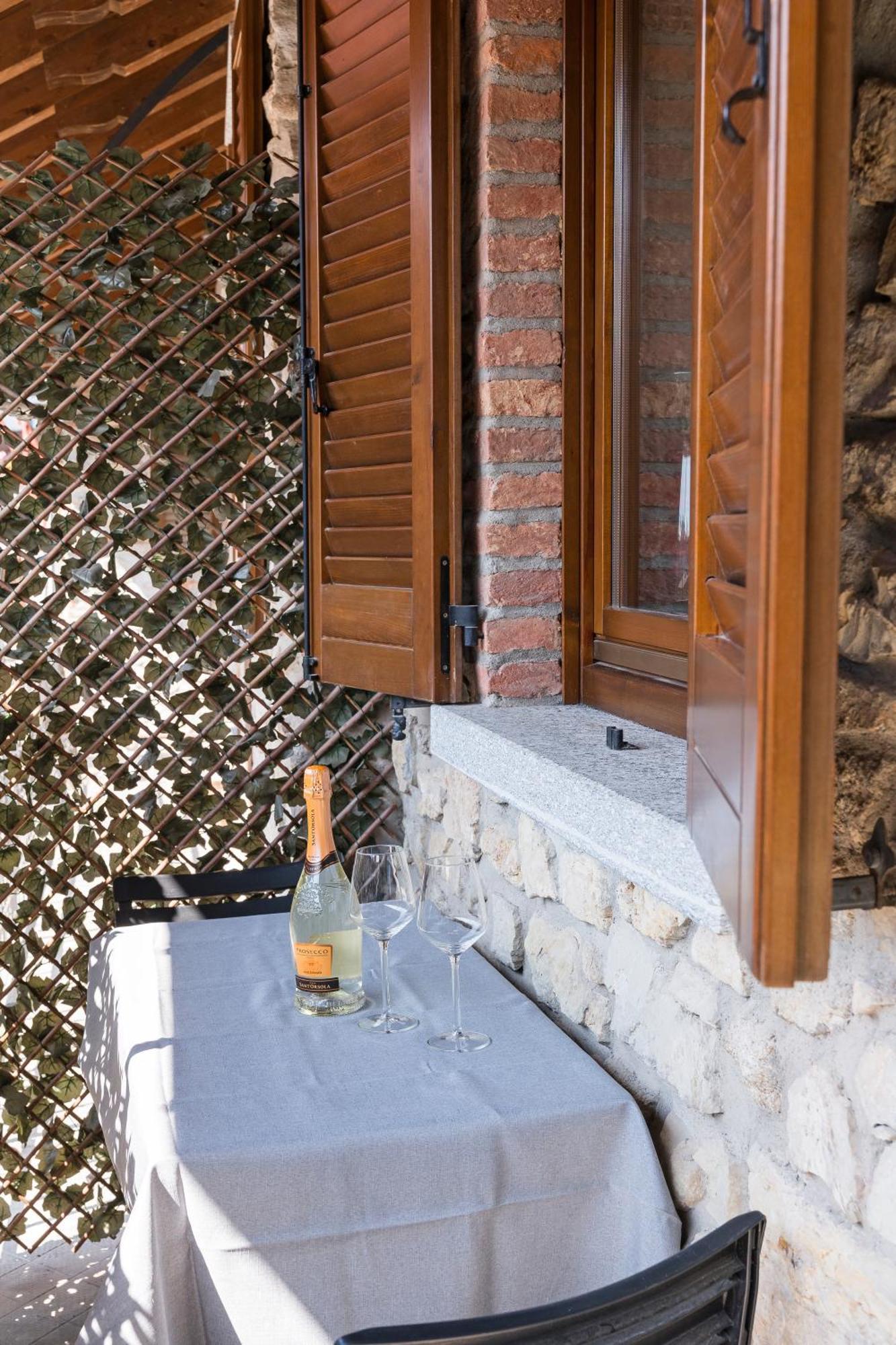 B&B La Corte And Home Restaurant - Free Parking - 10 Minutes To The Lake And Centre Tavernerio Exterior foto