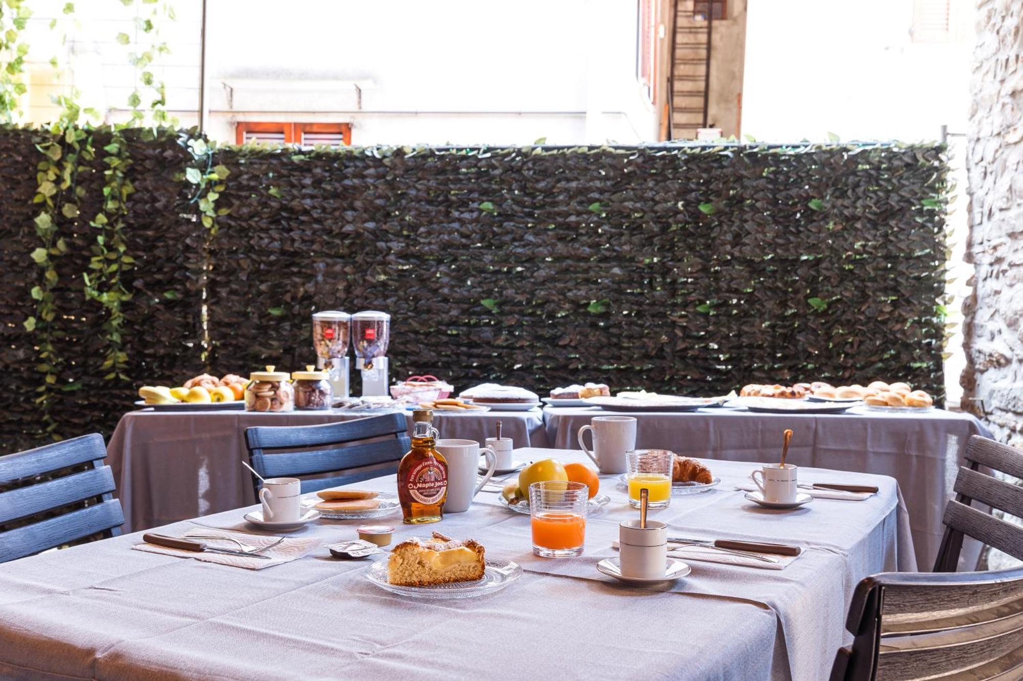 B&B La Corte And Home Restaurant - Free Parking - 10 Minutes To The Lake And Centre Tavernerio Exterior foto