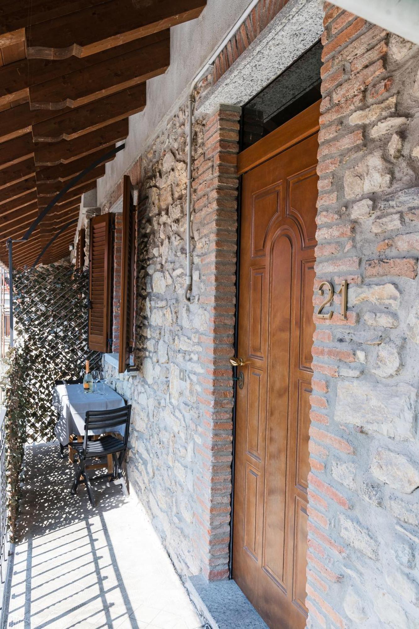 B&B La Corte And Home Restaurant - Free Parking - 10 Minutes To The Lake And Centre Tavernerio Exterior foto