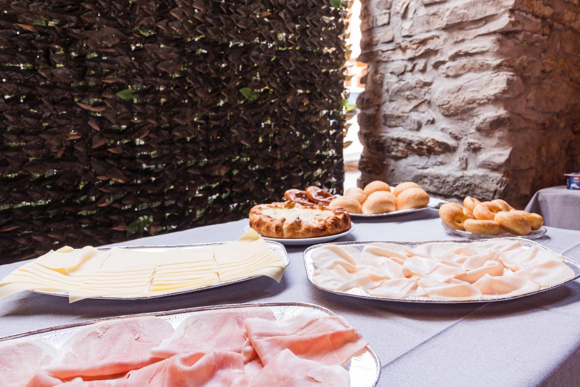 B&B La Corte And Home Restaurant - Free Parking - 10 Minutes To The Lake And Centre Tavernerio Exterior foto